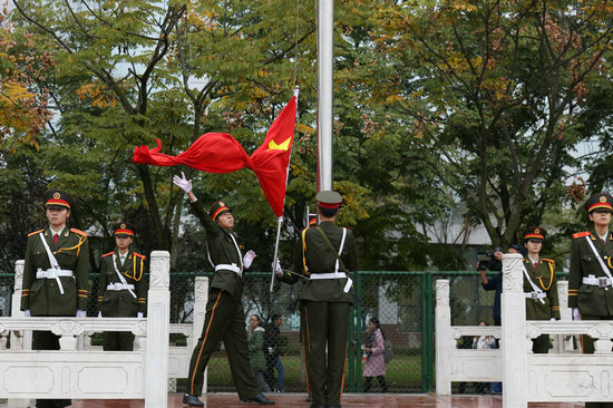 升国旗 摄影：王晨杲_副本.jpg